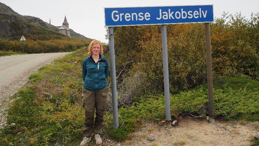 A antropóloga Erika Fatland no vilarejo de Grense Jakobselv, localizado na fronteira entre a Noruega e a Rússia - Arquivo Pessoal/Erika Fatland