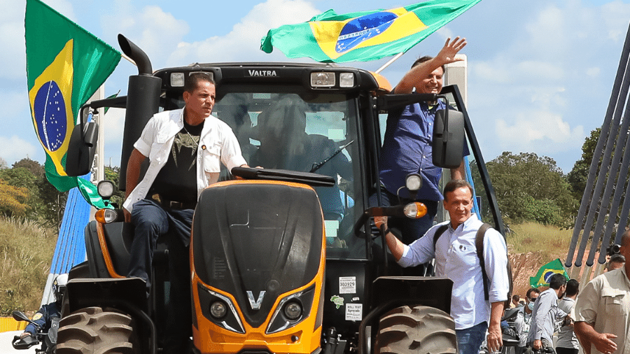 20.mai.21 - Bolsonaro passeia de trator por ponte estaiada que liga Santa Filomena (PI) a Alto Parnaíba (MA) - Isac Nóbrega / Planalto