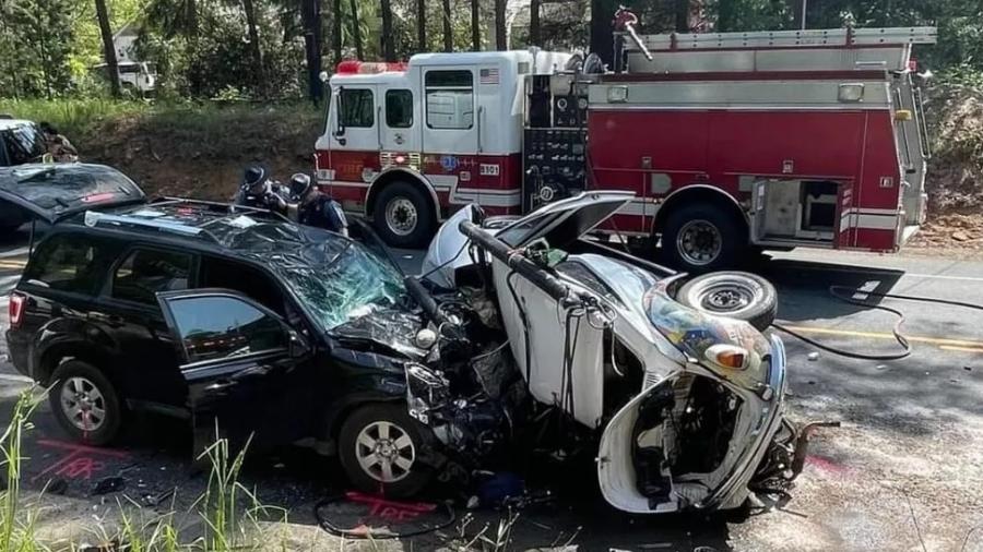 Fusca dirigido por Jesse ficou destruído após colisão em estrada do Oregon; ocupantes de SUV sobreviveram à batida frontal - NSCTV/Reprodução