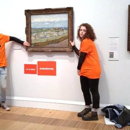 Ativistas ambientais colam mãos em pintura de Van Gogh - Just Stop Oil/Divulgação