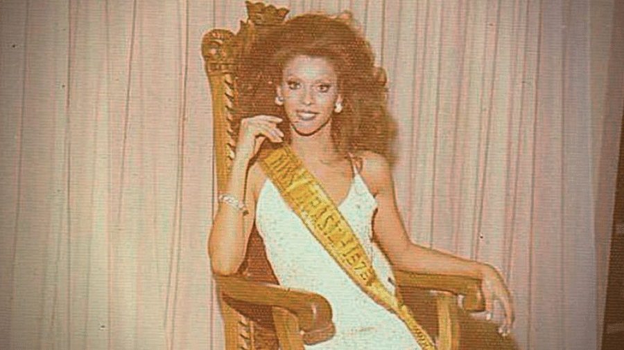 Claudia Celeste, primeira trans a aparecer em uma novela brasileira (com a faixa de Miss Gay Brasil, em 1976) - Wikimedia Commons