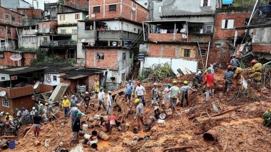 Voluntários e bombeiros procuram vítimas de deslizamento em Franco da Rocha (SP), que deixou 18 mortos - EPA