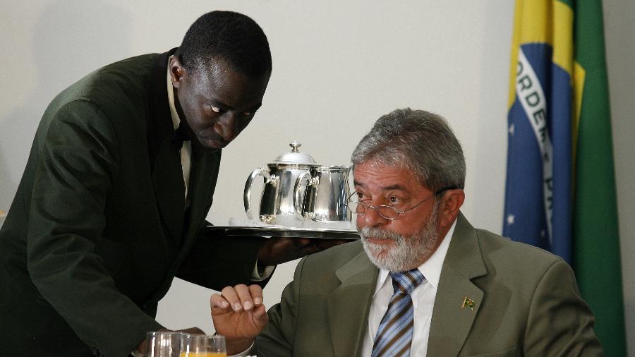 19.dez.2008 - José da Silva Catalão serve o presidente Lula durante café da manhã com jornalistas no Planalto - Sergio Lima/Folha imagem