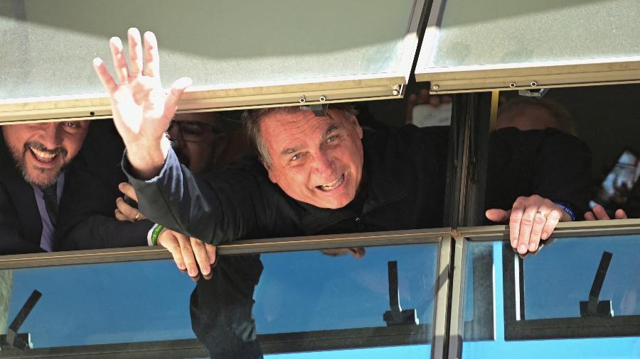30.mar.23 - O ex-presidente Jair Bolsonaro (PL) acena do aeroporto de Brasília, ao voltar dos EUA depois 89 dias - Ton Molina/Reuters