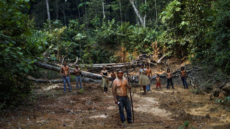 20.ago.2019 - Indígenas Mura posam para foto em área desmatada de terra indígena não demarcada na floresta amazônica perto de Humaitá, no Amazonas - 20.ago.2019 - Ueslei Marcelino/Reuters