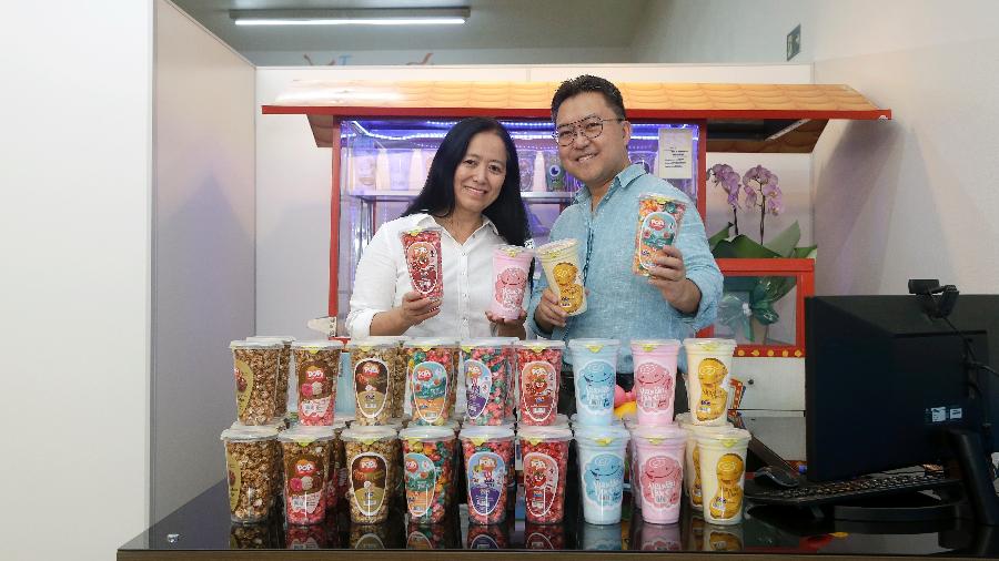 O casal Suzana e Toshio Hito é dono da Pop´s Fantasy, que vende pipocas coloridas