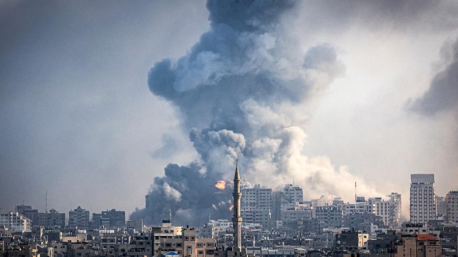 12.Out.23 - Nuvens de fumaça sobem durante ataques aéreos israelenses na Cidade de Gaza