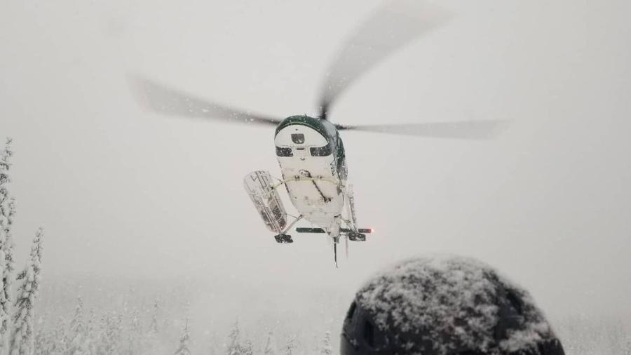Grupo participava de uma excursão de heliskiing, que utiliza helicópteros para levar esquiadores a áreas remotas, nas montanhas [Imagem ilustrativa] 