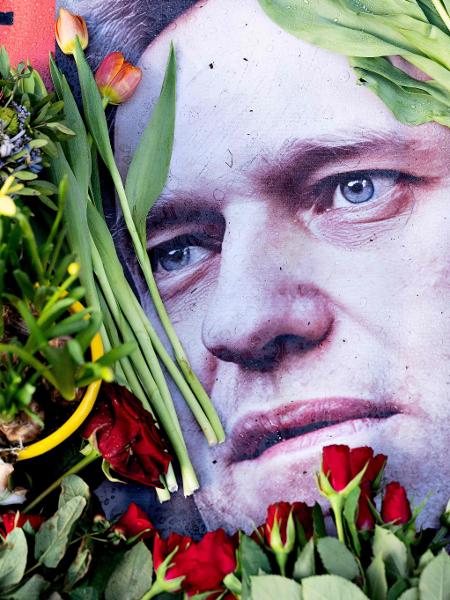 Flores deixadas sobre uma foto de Alexei Navalni na frente da embaixada da Rússia em Copenhague, na Dinamarca
