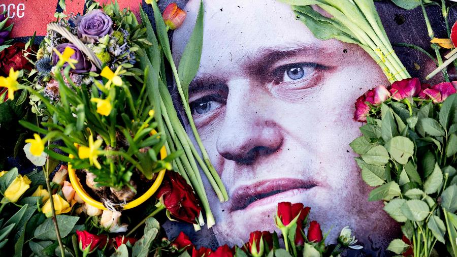 Flores deixadas sobre uma foto de Alexei Navalny na frente da embaixada da Rússia em Copenhague, na Dinamarca - 17.fev.2024-Nils Meilvang / Ritzau Scanpix / AFP
