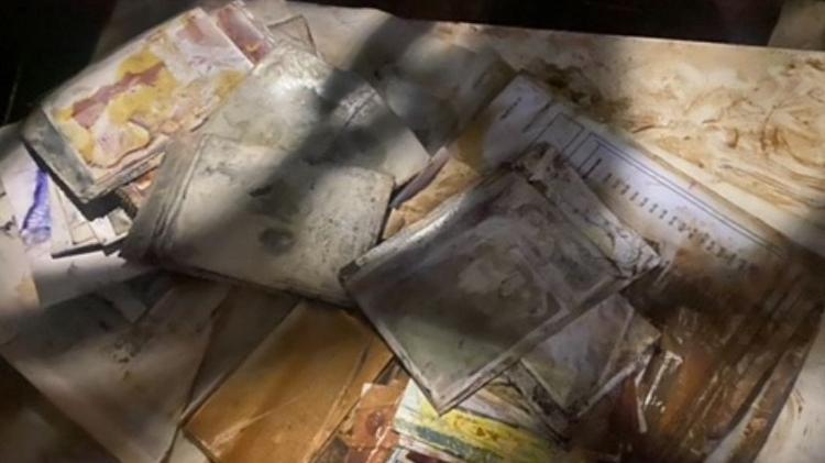 Álbum de fotos foi destruído pela enchente em Eldorado do Sul (RS) Álbum de fotos foi destruído pela enchente em Eldorado do Sul (RS)