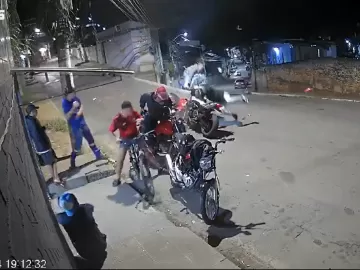 Vídeo mostra batida frontal entre motociclistas no RJ; homem morreu