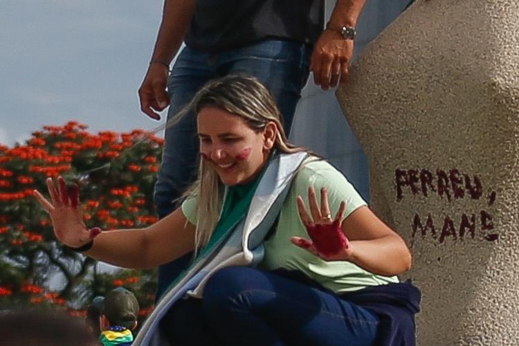 2023: Débora Santos picha a estátua da Justiça com a frase 'Perdeu, mané'