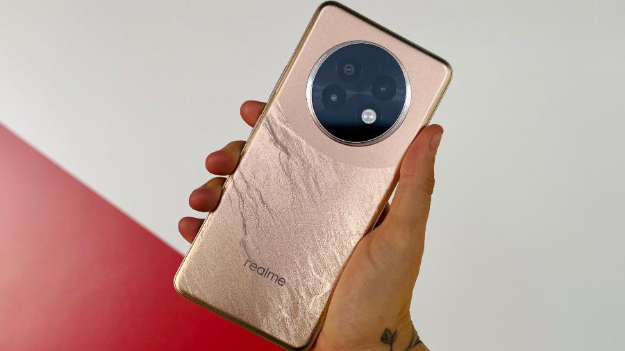 realme 13+ 5G na cor dourada