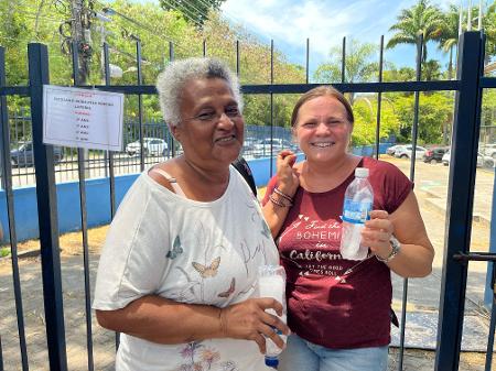 A aposentada Maria das Dores e a operadora de caixa Josiane do Nascimento dizem que só saem de casa com garrafas de água A aposentada Maria das Dores e a operadora de caixa Josiane do Nascimento dizem que só saem de casa com garrafas de água