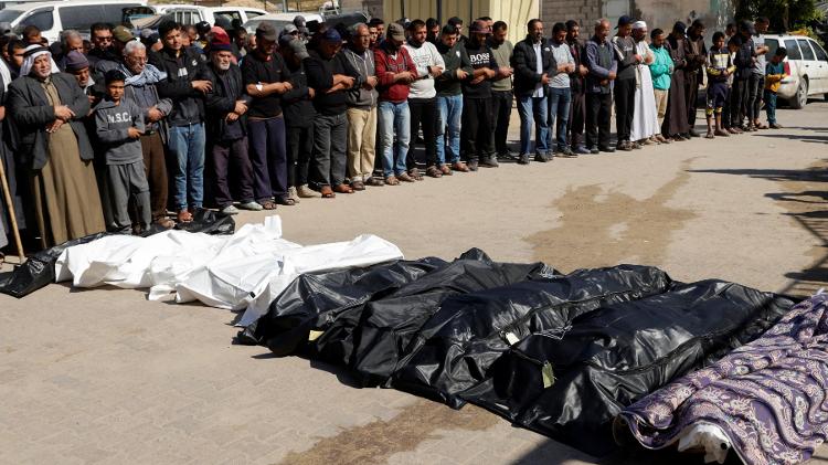 Pessoas em luto rezam durante o funeral dos palestinos mortos em ataques israelenses, no hospital Nasser, em Khan Younis, no sul da Faixa de Gaza, em 17 de abril de 2025. Pessoas em luto rezam durante o funeral dos palestinos mortos em ataques israelenses, no hospital Nasser, em Khan Younis, no sul da Faixa de Gaza, em 17 de abril de 2025.