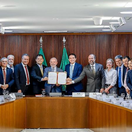 Lula assina MP da energia elétrica com presidentes do Congresso, Davi Alcolumbre e Hugo Motta Lula assina MP da energia elétrica com presidentes do Congresso, Davi Alcolumbre e Hugo Motta