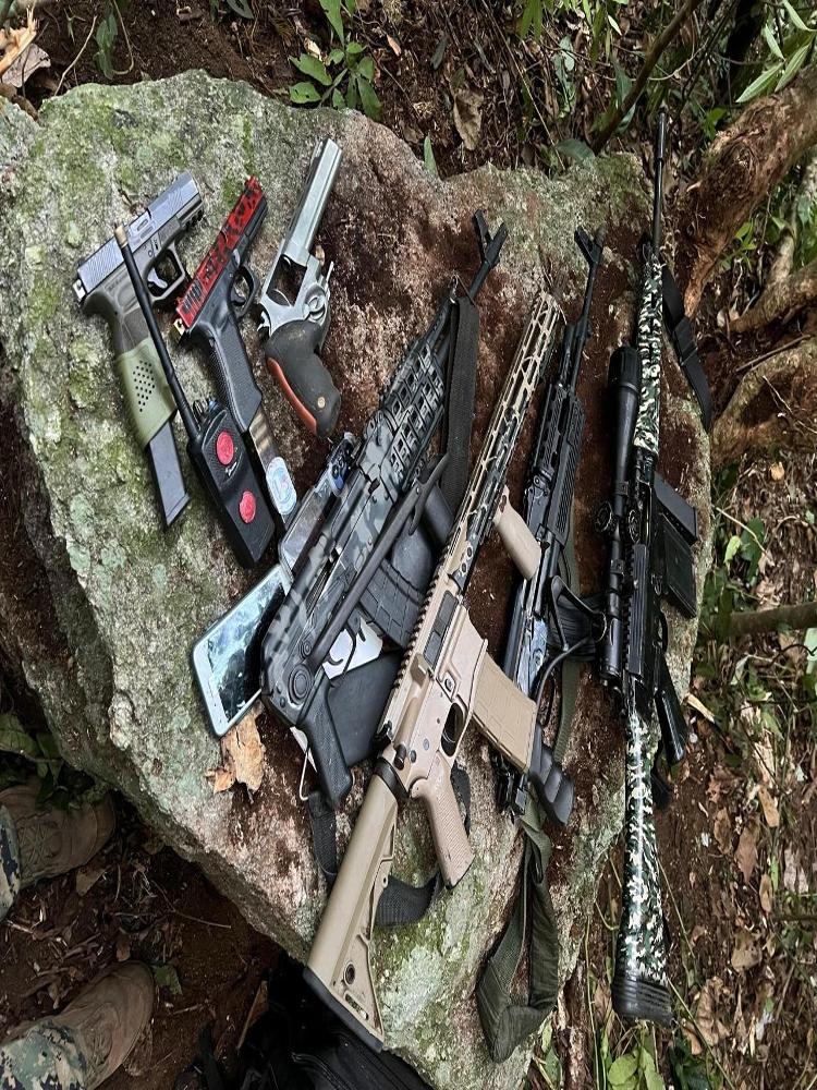 Algumas das armas aprendidas na Rocinha (RJ) durante ação da polícia no dia 31