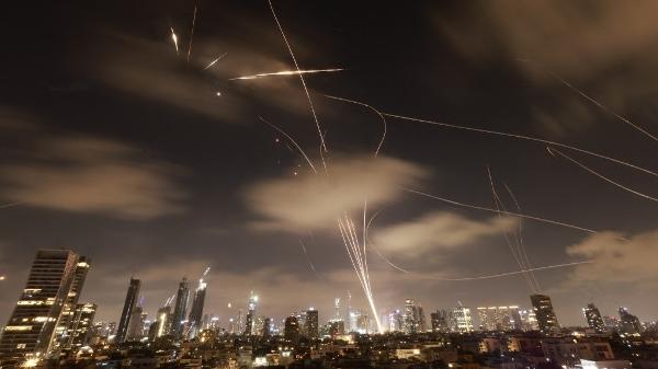 18.jun.2025 - Sistemas de defesa aérea israelense são ativados para interceptar mísseis iranianos sobre a cidade israelense de Tel Aviv