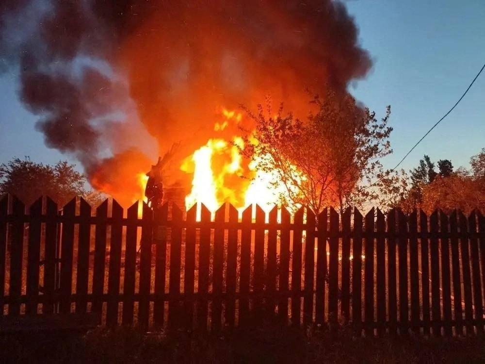 17.mai.26 - Uma casa pega fogo após ataque de drone ucraniano na vila de Subbotino, distrito de Naro-Fominsk, na região de Moscou, Rússia - undefined