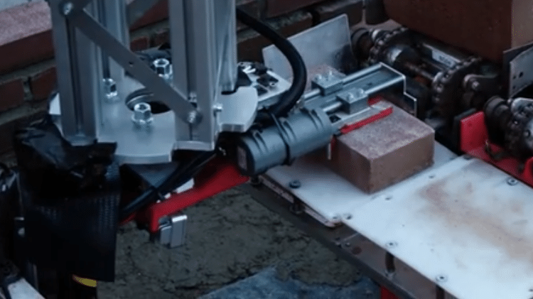 Braços robóticos e sistemas automatizados começam a transformar a rotina de obras em diferentes países Braços robóticos e sistemas automatizados começam a transformar a rotina de obras em diferentes países