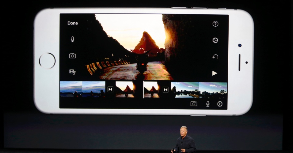 9.set.2015 - Phil Schiller, vice-presidente sênior de Marketing Mundial da Apple Inc, fala sobre a capacidade das câmeras nos novos iPhones 6s e iPhone 6s Plus durante conferência anual da empresa no auditório do Bill Graham Civic, em San Francisco, Califórnia (EUA). Os aparelhos terão câmera de 12MP e gravarão vídeos em 4K
