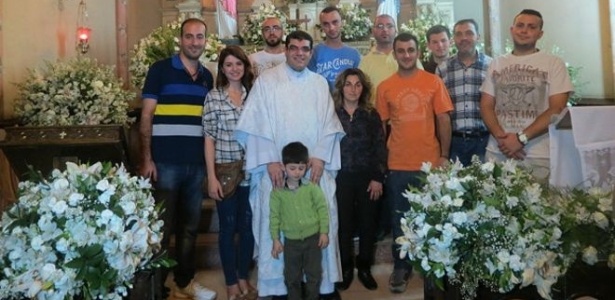 Padre George Massis com refugiados sírios na igreja Sagrado Coração de Jesus, em BH - Reprodução/arquivo pessoal