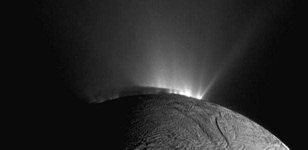 Cassini voará a "apenas" 5.000 metros da superfície de Enceladus, que surpreende cientistas com jatos "escondendo" um oceano sob camada de gelo - Nasa