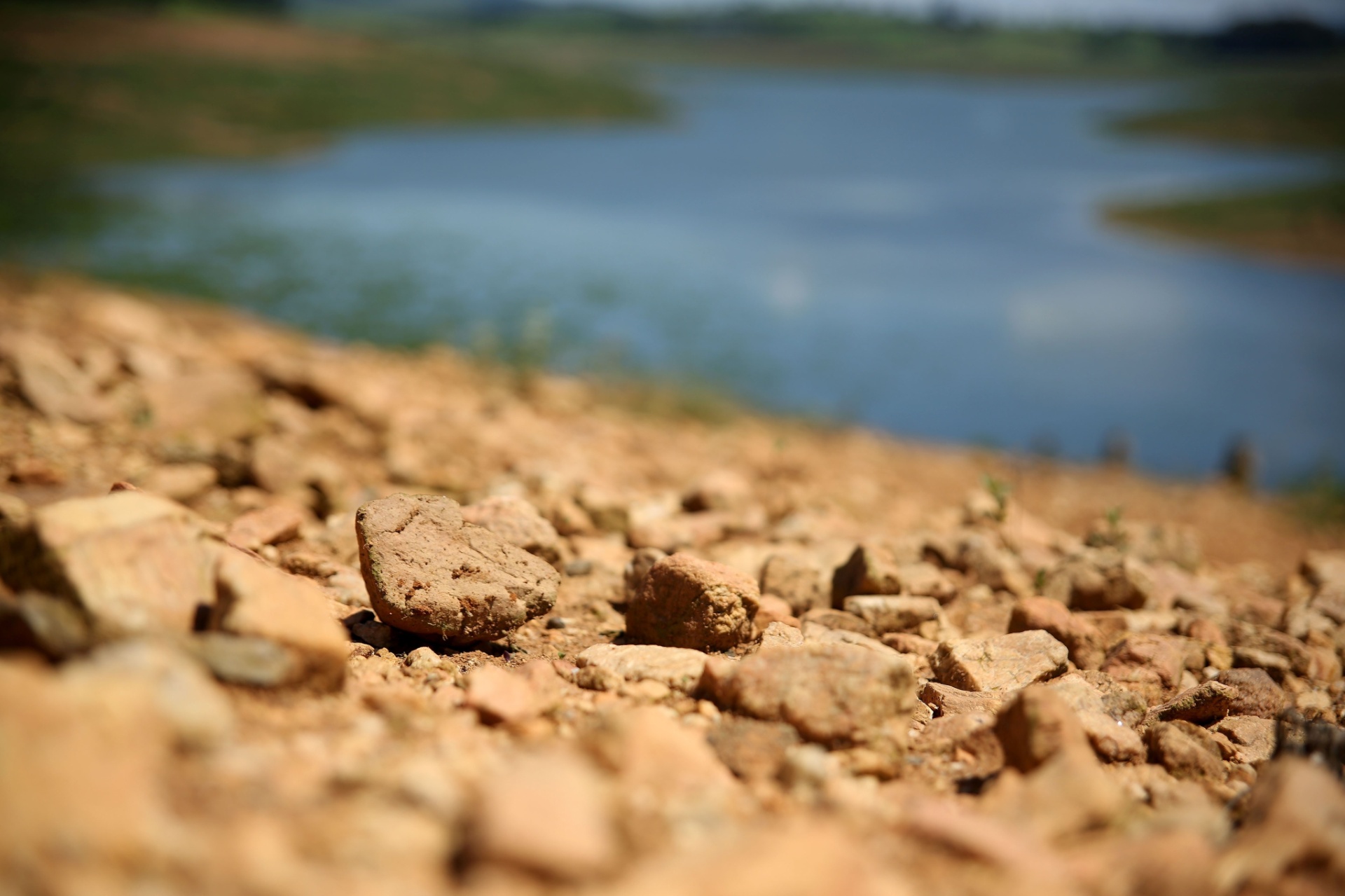15.dez.2015 - Pedras são vistas nas margens secas da represa Jaguari/Jacareí, na cidade de Vargem (SP). Os reservatórios do Sistema Cantareira completaram 50 dias sem sofrer nenhuma queda, mas continuam no volume morto, segundo relatório da Sabesp. Responsável por abastecer 5,2 milhões de pessoas, o Cantareira opera com 24,7% da capacidade, consideradas as duas cotas do volume morto como se fossem volume útil - Luis Moura/Wpp/Estadão Conteúdo