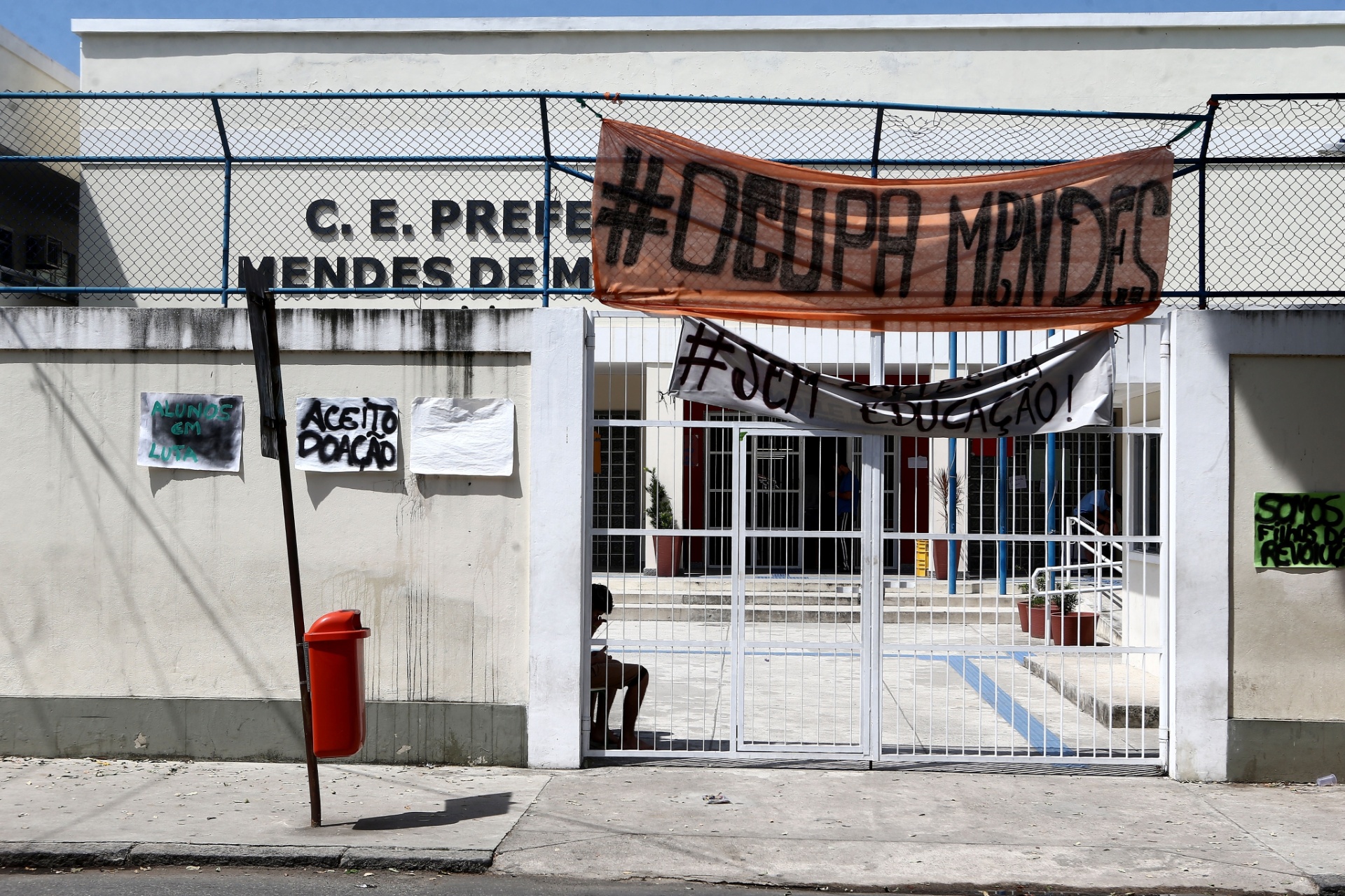 Estudantes da rede pública no RJ ocupam mais de 20 escolas 11/04/2016 UOL Educação