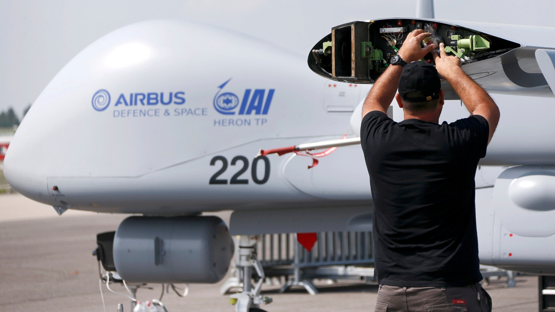 30.mai.2016 - Mecânico trabalha no drone Heron, da Airbus, no aeroporto de Schoenefeld, ao sul de Berlim, onde será realizado o International Aerospace Exhibition (ILA) Berlin Air Show de 1º a 4 de junho - Hannibal Hanschke/Reuters