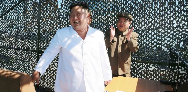 O ditador norte-coreano Kim Jong-un sorri após teste de foguete - KCNA/AFP