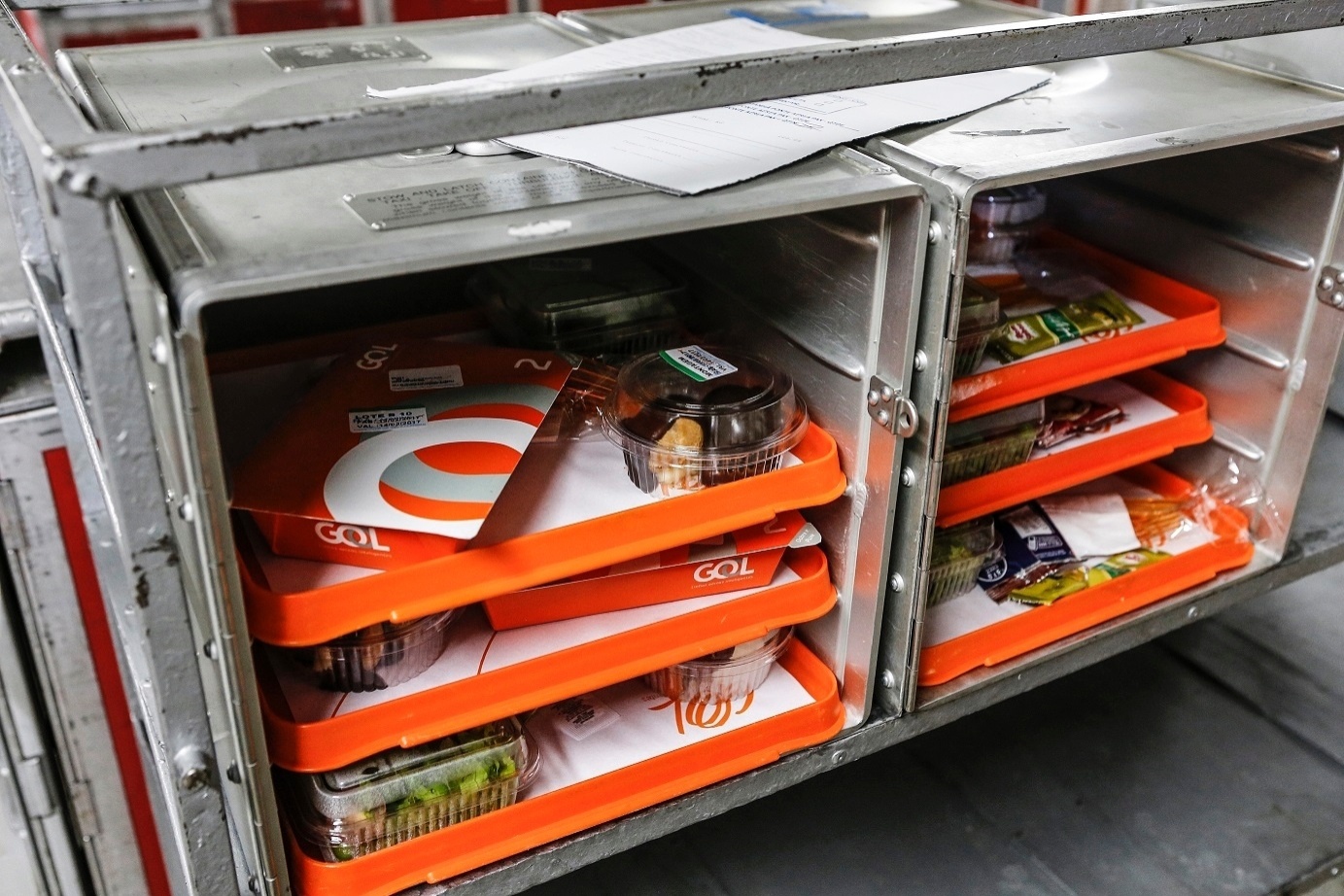 Os tripulantes recebem alimentação especial. Em cada voo, há duas opções de cardápio para os funcionários. Piloto e copiloto não podem comer a mesma refeição - Lucas Lima/UOL