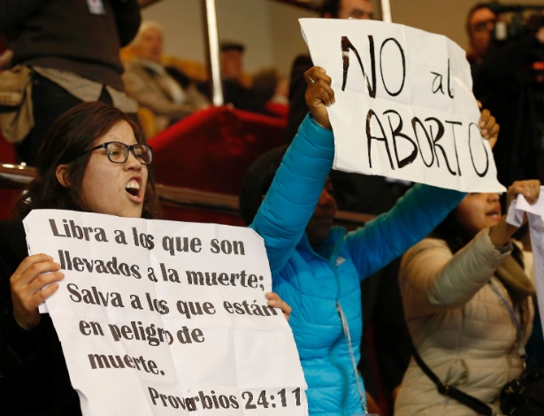Mulheres protestam contra o aborto durante votação no Congresso chileno - Rodrigo Garrido/Reuters