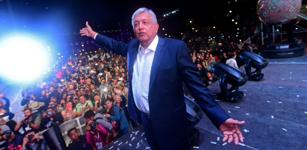 1.jul.2018 - Andrés Manuel López Obrador comemora com militantes sua eleição para a presidência do México - AFP PHOTO / PEDRO PARDO