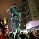 Apoiadores do candidato Jair Bolsonaro (PSL) acompanham apuração de votos próximo a um inflável gigante do candidato a vice-presidente, general Hamilton Mourão, na Avenida Paulista em São Paulo - Reuters
