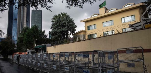 Consulado da Arábia Saudita em Istambul (Turquia) é cercado por barreiras de segurança - Yasin Agkul/AFP