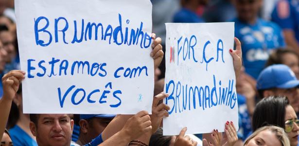 Torcida exibe cartazes com mensagens sobre a tragédia em Brumadinho em clássico Cruzeiro x Atlético-MG - Fernando Moreno/Futura Press/Estadão Conteúdo