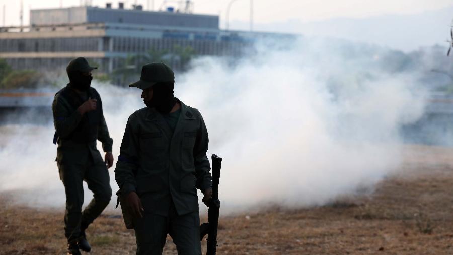 30.abr.2019 - Gás lacrimogêneo foi utilizado em atos de oposicionistas contra o governo de Nicolás Maduro em Caracas, na Venezuela - Manaure Quintero/Reuters