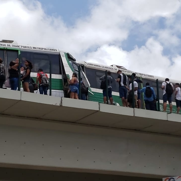 Acidente entre ônibus e carro deixa criança e homem presos a ferragens, em  Fortaleza, Ceará