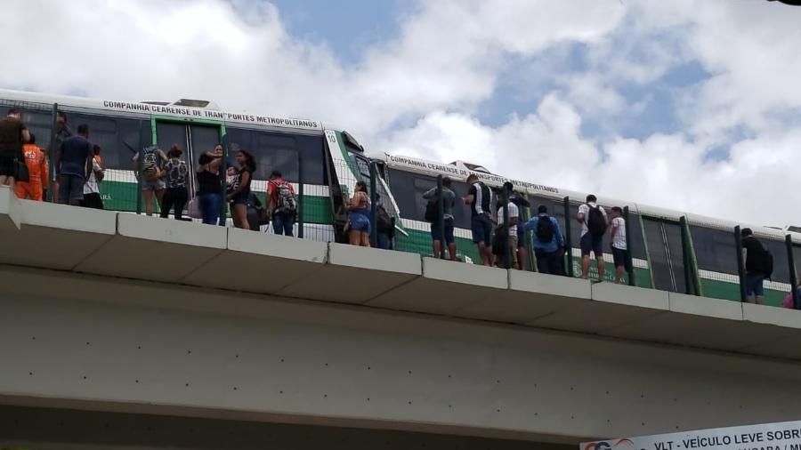 Trens colidiram em Fortaleza, na manhã de hoje (28) - Reprodução