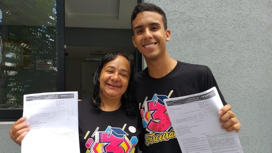 Zenaide Tolentino de Souza, 49, e o filho Isaias Tolentino Araújo de Souza, 17, farão prova no mesmo prédio em Maceió - Aliny Gama/Colaboração para o UOL