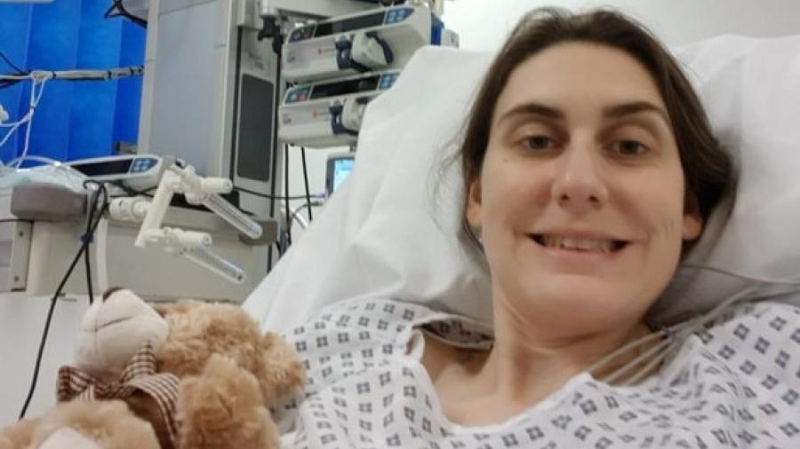 Anna Cowling sofre de gatroparesia, que é uma lentidão na passagem de alimento pelo estômago - Reprodução/Facebook