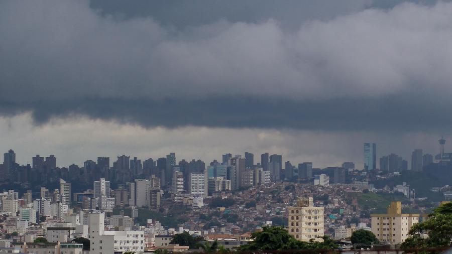 12.fev.2020 - Forte chuva chegando na região central da capital mineira - Telmo Ferreira - 12.fev.2020/Estadão Conteúdo
