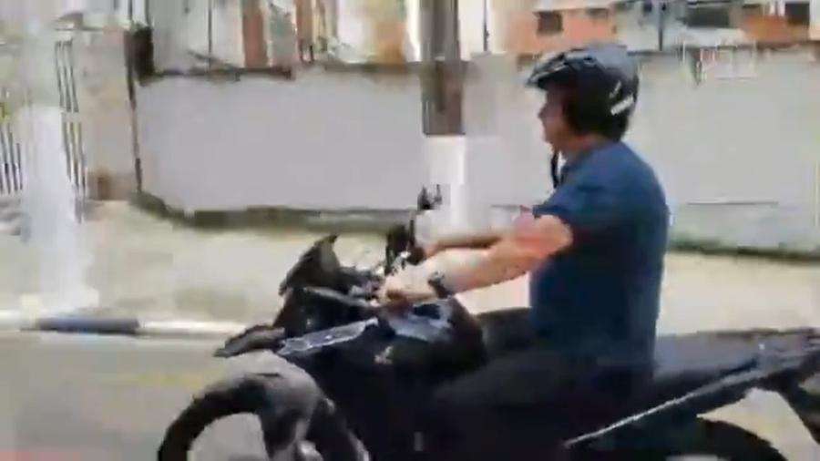 Bolsonaro anda de moto com capacete solto no Guarujá, durante Carnaval - Reprodução