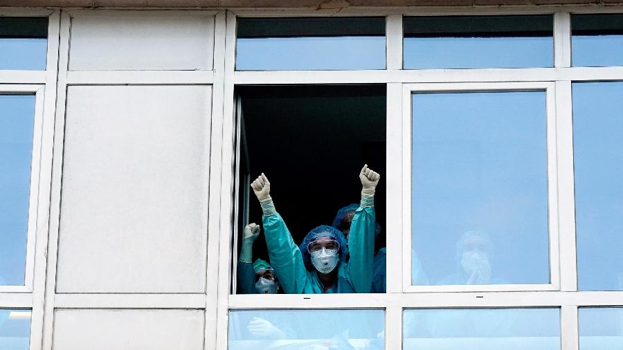 Profissionais da saúde são aplaudidos por vizinhos de hospital na Espanha - Juan Medina/Reuters