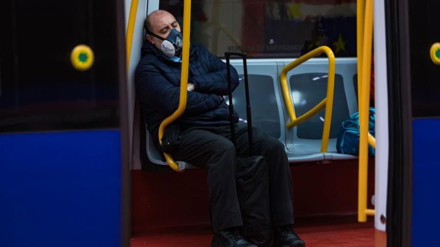 Homem dormindo no Metrô de Madri - David Benito/Getty Images