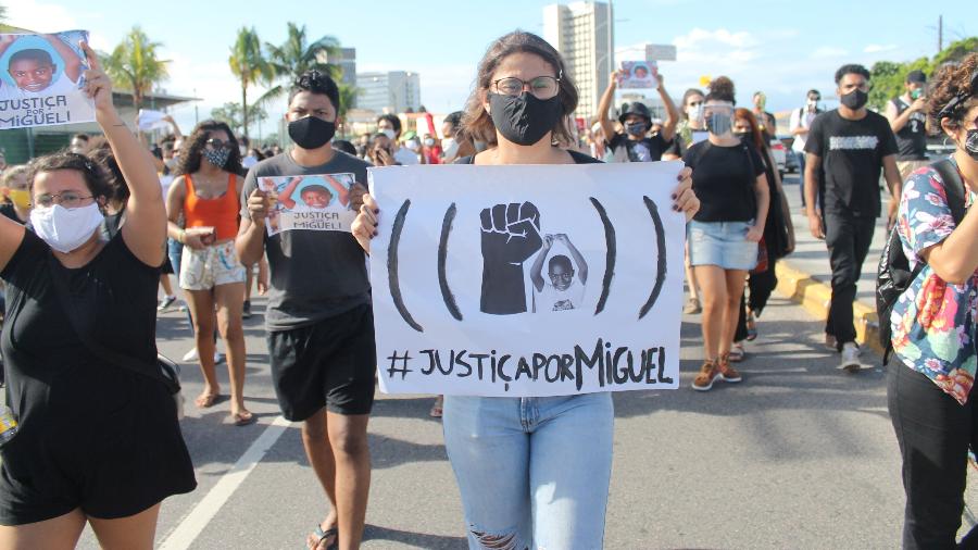 Manifestantes protestam contra a morte do pequeno Miguel no Recife (PE) - Pedro de Paula/Estadão Conteúdo