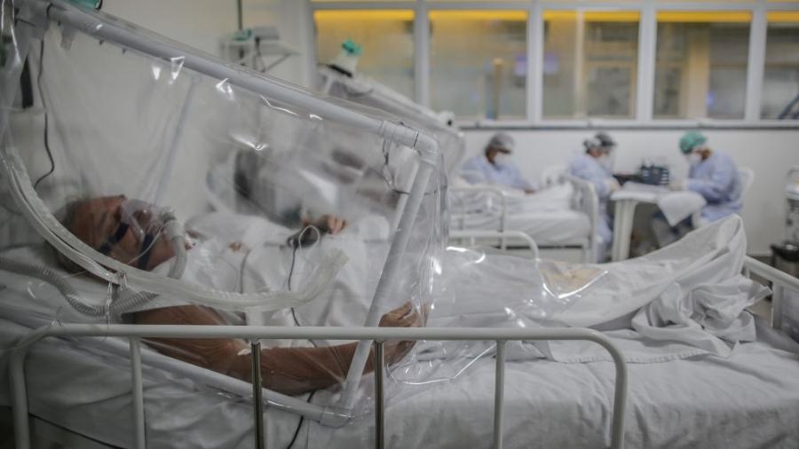 Paciente infectado pelo novo coronavírus fica em leito isolado na UTI do hospital Gilberto Novaes, em Manaus  - Andre Coelho/Getty Images