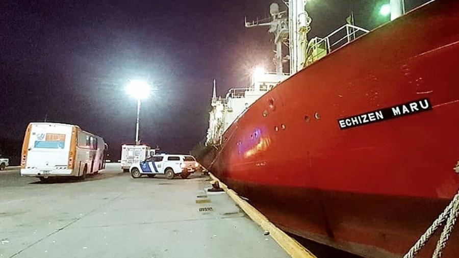 Navio pesqueiro onde 57 tripulantes foram diagnosticados com a covid-19 na Argentina - Télam/Agência Nacional de Notícias